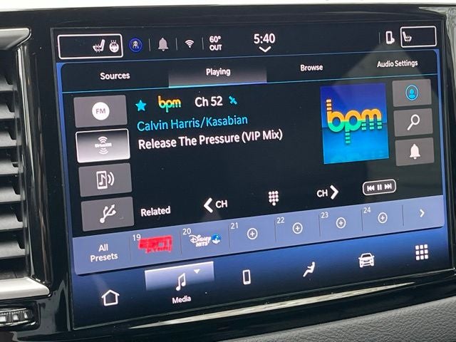 2025 Chrysler Pacifica Select