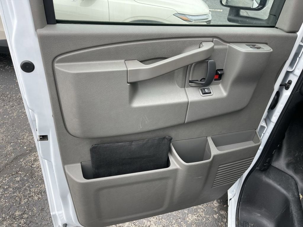 2025 Chevrolet Express Cutaway 3500 1WT