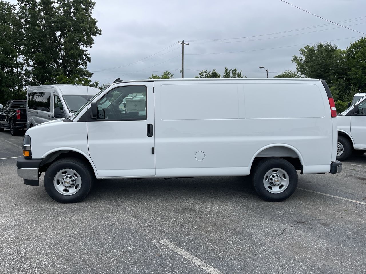 2025 Chevrolet Express Cargo WT
