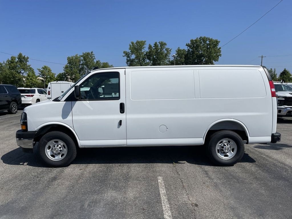 2025 Chevrolet Express Cargo WT