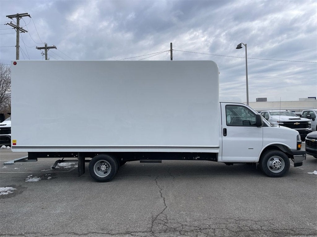 2025 Chevrolet Express Cutaway 3500 1WT