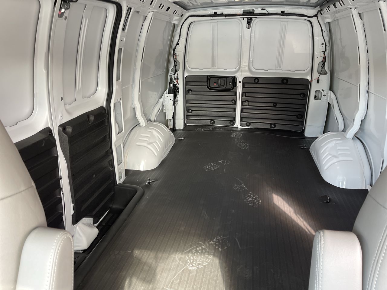 2025 Chevrolet Express Cargo WT